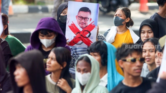 Komite Independen Mahasiswa Indonesia (KIM-Indonesia) saat menggelar aksi unjuk rasa di depan Gedung Merah Putih KPK, Jakarta, Jumat (21/3/2025). [Suara.com/Alfian Winanto]