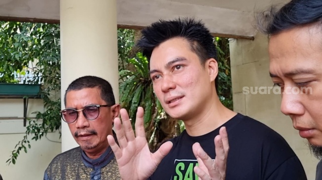 Baim Wong usai menerima kunjungan hakim Pengadilan Agama Jakarta Selatan di kediamannya kawasan Tanah Kusir, Jakarta, Jumat (21/3/2025) [Suara.com/Adiyoga Priyambodo].