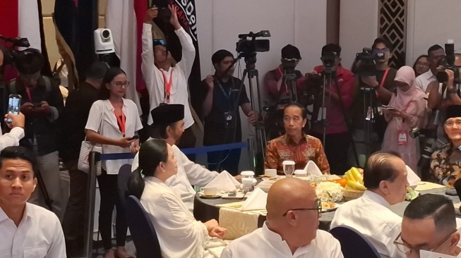 Puan Maharani, Surya Paloh, Jokowi duduk semeja dalam agenda bukber di NasDem Tower Kawasan Gondangdia, Jakarta, Jumat (21/3/2025). [Suara.com/Bagaskara]