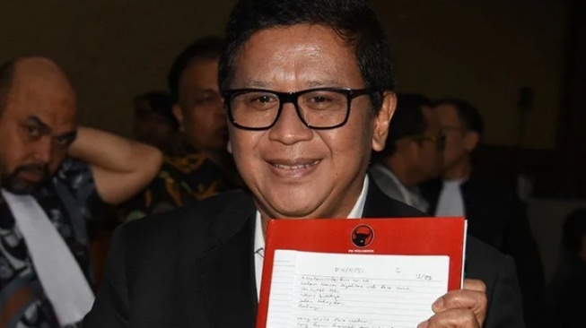 Sekjen DPP PDI Perjuangan Hasto Kristiyanto (tengah) menjalani sidang pembacaan eksepsi di Pengadilan Tipikor kutip ayat kitab suci