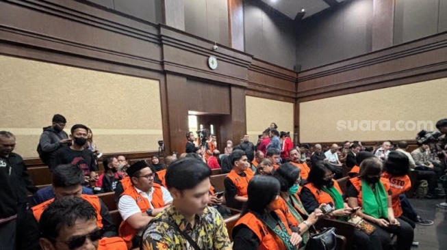 Sejumlah orang kompak memakai rompi berwarna oranye khas tahanan Komisi Pemberantasan Korupsi (KPK) saat menghadiri sidang lanjutan kasus suap Sekjen PDIP, Hasto Kristiyanto di Pengadilan Tipikor Jakarta. (Suara.com/Dea)