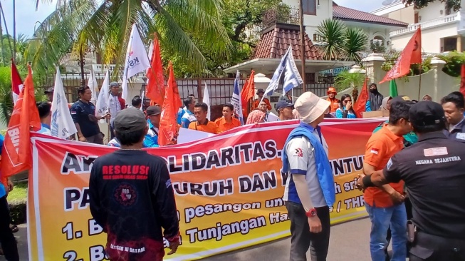 Aksi buruh di depan kediaman eks Dirut PT Sritex Iwan Lukminto di Solo, Jumat (21/3/2025). [Suara.com/Ari Welianto]