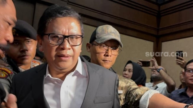 Sekjen PDIP Hasto Kristiyanto saat menjalani sidang lanjutan di Pengadilan Tipikor Jakarta. Hasto diketahui kini berstatus sebagai terdakwa dalam kasus dugaan suap pada pergantian antarwaktu (PAW) anggota DPR RI dan dugaan perintangan penyidikan di KPK. (Suara.com/Dea)