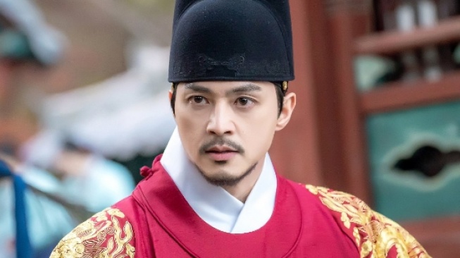 Tampil Garang Jadi Raja, Kim Ji Hoon Siap Lawan Iblis di The Haunted Palace