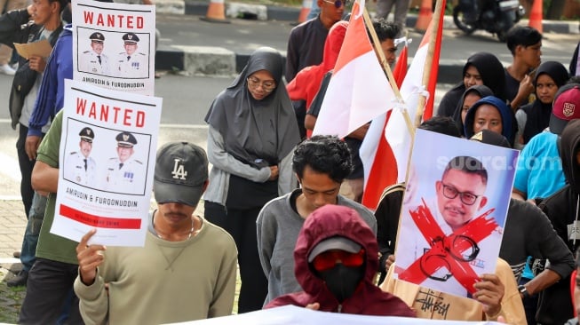 Komite Independen Mahasiswa Indonesia (KIM-Indonesia) saat menggelar aksi unjuk rasa di depan Gedung Merah Putih KPK, Jakarta, Jumat (21/3/2025). [Suara.com/Alfian Winanto]