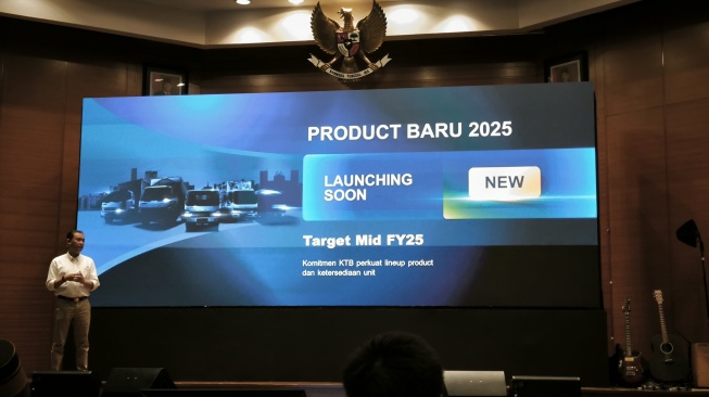 Aji Jaya, Sales & Marketing Director PT KTB, menerangkan capaian Mitsubishi Fuso di Indonesia pada 20204 lalu dalam pertemuan dengan media di Jakarta, Jumat (21/3/2025). [Suara.com/Liberty Jemadu]