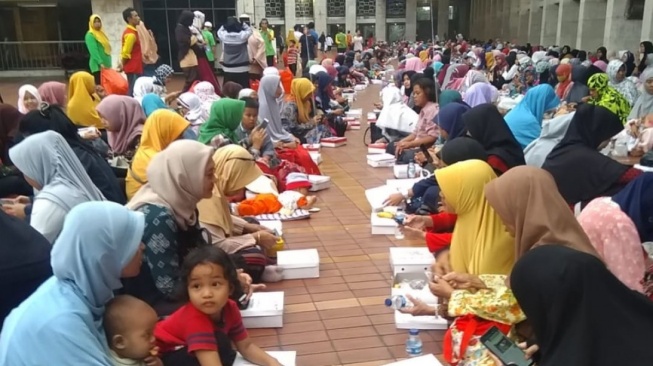 Berbuka puasa perlu memilih menu yang sehat. [Dok. Antara]