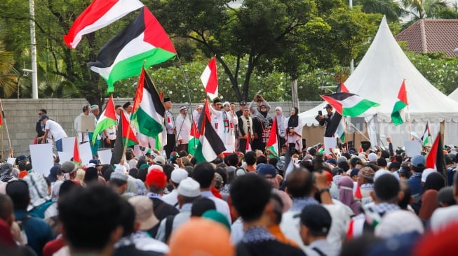 Ratusan massa Aksi Bela Palestina menggelar demonstrasi di depan Kedutaan Besar Amerika Serikat (AS) untuk Indonesia, Jakarta Pusat, Jumat (21/3/2025). [Suara.com/Alfian Winanto]