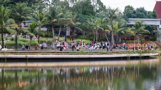 Warga beraktivitas menunggu waktu berbuka puasa di Taman Mini Indonesia Indah (TMII), Jakarta, Sabtu (22/3/2025). [Suara.com/Alfian Winanto]