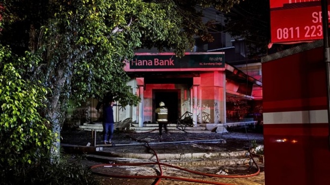 Kondisi dari bangunan milik Hana Bank usai terbakar di Kota Bandung, Jawa Barat, Sabtu (22/3/2025). (ANTARA/Rubby Jovan)