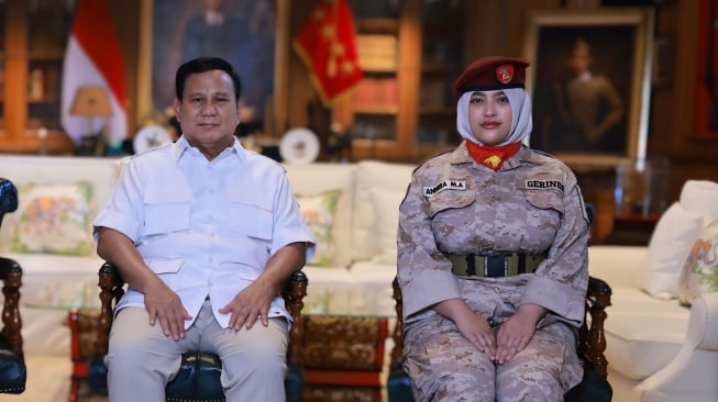 Annisa Maharani Alzahra Mahesa alias Annisa Mahesa, Anggota DPR termuda 2024-2029, bersama Ketua Umum Partai Gerindra Prabowo Subianto. [Instagram/@annisa_mahesa]