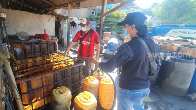 Petugas dari Markas Besar atau Mabes TNI bersama petugas Korem 064 Maulana Yusuf, Serang, membongkar tempat pengoplosan solar di Lingkungan Cikuasa Atas, Kelurahan Gerem, Kecamatan Gerogol, Kota Cilegon. [Istimewa/Bantennews]