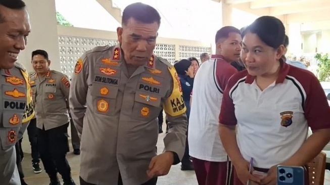 Kepala Kepolisian Daerah Nusa Tenggara Timur Irjen Pol Daniel Tahi Monang saat meninjau pelaksanaan bazar Ramadhan di Mapolda NTT. (ANTARA/Kornelis Kaha)