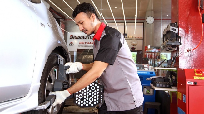 Simulasi Mekanik Bridgestone Indonesia Sedang Melakukan Pengecekan Kondisi Ban. (Foto: Bridgestone)  