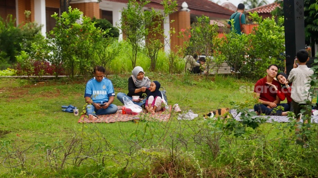 Warga beraktivitas menunggu waktu berbuka puasa di Taman Mini Indonesia Indah (TMII), Jakarta, Sabtu (22/3/2025). [Suara.com/Alfian Winanto]