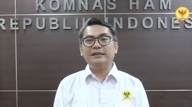 Koordinator Subkomisi Penegakan HAM Komnas HAM RI Uli Parulian Sihombing menyampaikan keterangan pers secara daring, Senin (8/7/2024). (Antara)