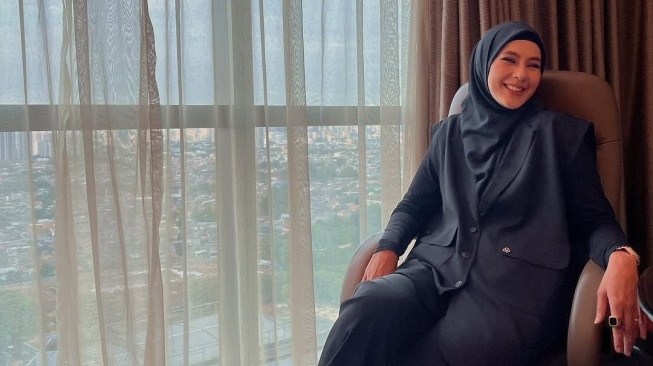 Potret Paula Verhoeven berbusana serba hitam bak CEO. (Instagram)