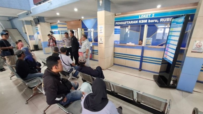 Suasana di kantor Sistem Administrasi Manunggal Satu Atap (Samsat) PPPD Kota Sukabumi Bependa Jabar. ANTARA/ (Aditya A Rohman)