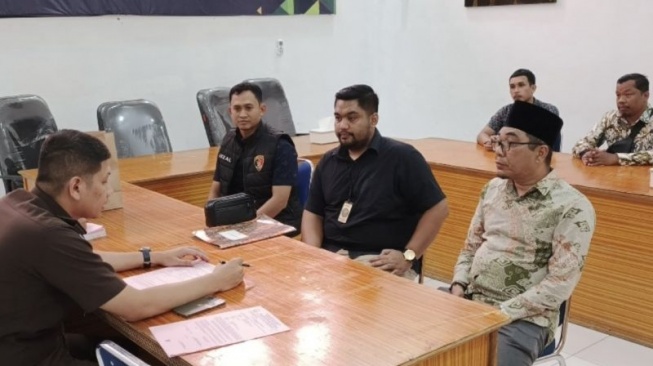 Jaksa Kejaksaan Negeri Aceh Barat menerima pelimpahan tersangka MB, anggota DPR Aceh yang ditetapkan sebagai tersangka dalam kasus dugaan penamparan anak SD, saat diserahkan oleh penyidik Satreskrim Polres Aceh Barat didampingi kuasa hukumnya, Kamis (20/3/2025). (ANTARA/HO)