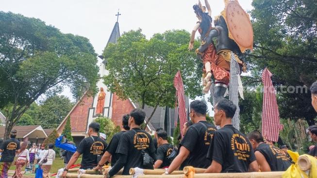 Umat Hindu mengarak ogoh-ogoh dalam Pawai Ogoh-Ogoh di Taman Mini Indonesia Indah (TMI), Jakarta, Sabtu (22/3/2025). [Suara.com/Alfian Winanto]
