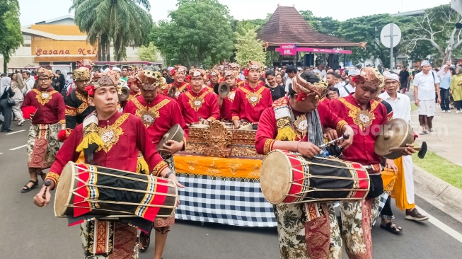 Umat Hindu mengarak ogoh-ogoh dalam Pawai Ogoh-Ogoh di Taman Mini Indonesia Indah (TMI), Jakarta, Sabtu (22/3/2025). [Suara.com/Alfian Winanto]
