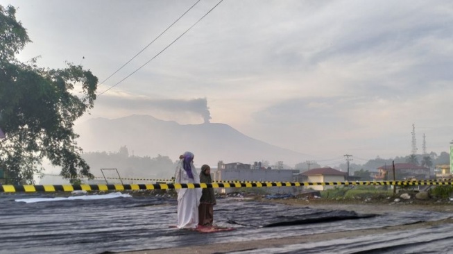 Dokumen Gunung Marapi meletus sesaat sebelum warga melaksanakan shalat Idul Fitri 1445 Hijriah di Kota Bukittinggi. Gunung yang berada di Kabupaten Agam dan Tanah Datar itu memang kerap erupsi sejak dua tahun terakhir. Bahkan, puluhan pendaki meninggal dunia pada tahun 2023 silam. [Dok. Antara] 