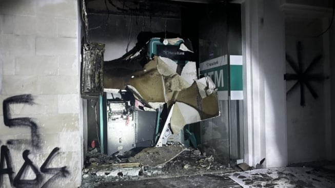 Situasi mesin ATM Hana Bank hangus terbakar di Kota Bandung, Jawa Barat, Sabtu (22/3/2025). (ANTARA/Rubby Jovan)