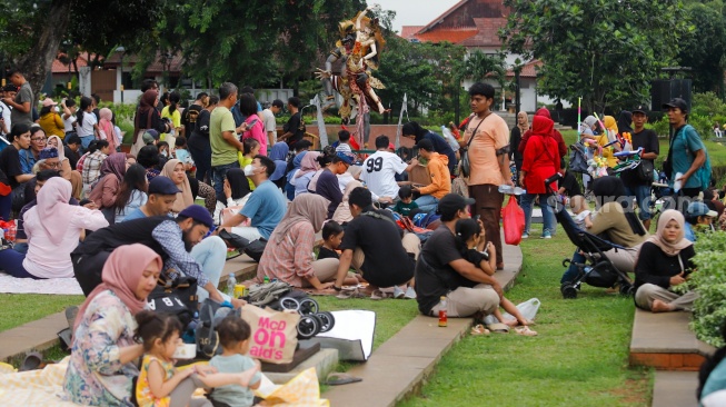 Warga beraktivitas menunggu waktu berbuka puasa di Taman Mini Indonesia Indah (TMII), Jakarta, Sabtu (22/3/2025). [Suara.com/Alfian Winanto]