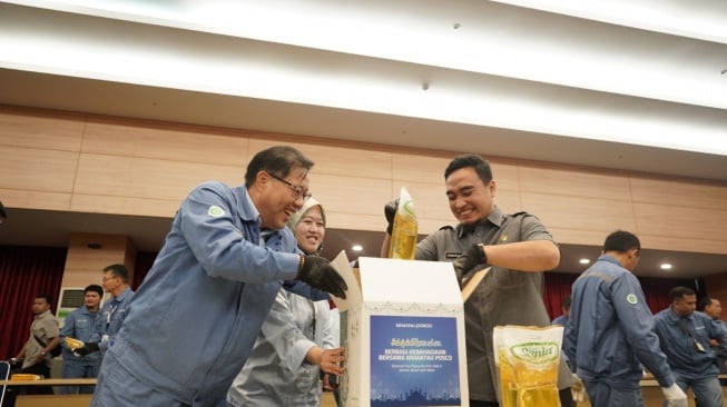 Krakatau Posco Salurkan 1.225 Paket Sembako untuk Masyarakat