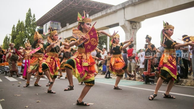 Umat Hindu mengarak ogoh-ogoh dalam Pawai Ogoh-Ogoh di Taman Mini Indonesia Indah (TMI), Jakarta, Sabtu (22/3/2025). [Suara.com/Alfian Winanto]
