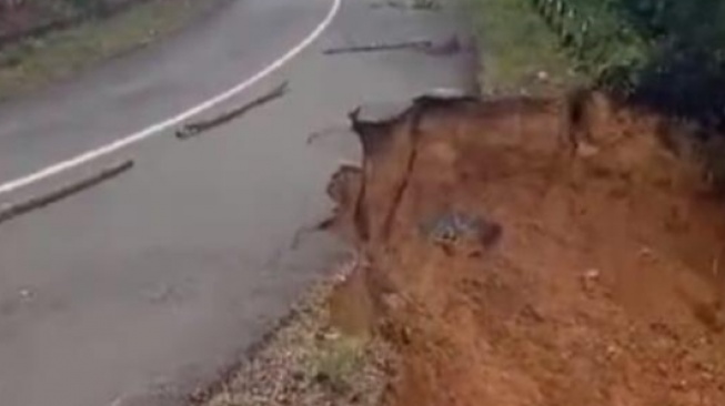 Longsor Parah Lumpuhkan Akses ke Pelabuhan Utama Lingga, Warga Minta PU Segera Perbaiki Jalan