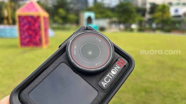 Kamera DJI dengan sistem audio ganda internal menangkap vokal jernih tanpa distorsi mesin untuk kebutuhan vlog standar tanpa mic tambahan