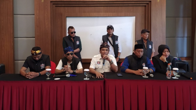 Ketua Umum (Ketum) Relawan Pasukan Bawah Tanah (Pasbata) Prabowo David Febrian (tengah) buka suara terkait dengan beragam penolakan mengenai RUU TNI. [Suara.com/dok]