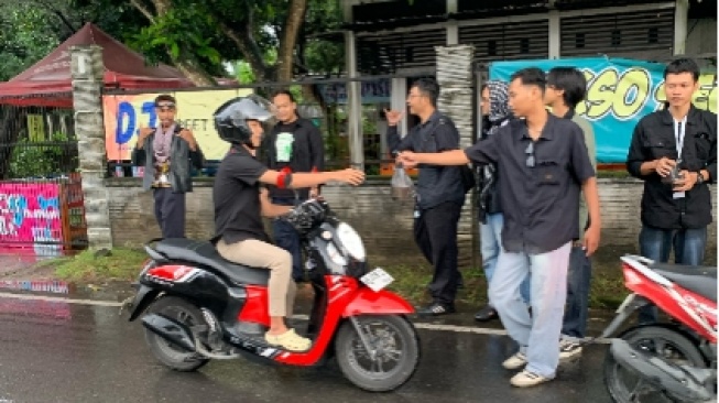 Peduli Sesama, HIMAKOM UWM Bagikan Takjil dan Buka Bersama Ramadhan 1446 H