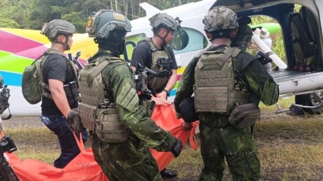 Tim Satgas TNI Terobos Medan Berat, Evakuasi Korban Guru yang Diserang OPM di Yahukimo