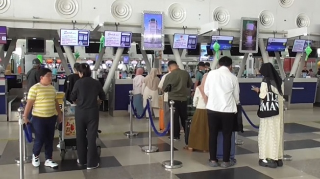 Penumpang di Bandara Internasional Kualanamu, Deli Serdang, Sumatera Utara. [Tangkapan Layar/ Antara]