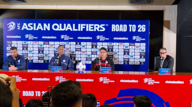 Pelatih Timnas Indonesia Patrick Kluivert bersama anak asuhnya Marselino Ferdinan saat konferensi pers sehari jelang melawan Bahrain (Suara.com/Adie Prasetyo Nugraha).