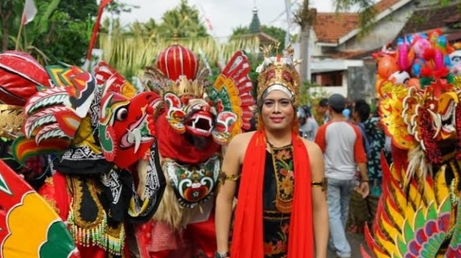 Tradisi lebaran di Banyuwangi salah satunya dilakukan dengan menghelat Barong Ider Bumi. (Twitter)