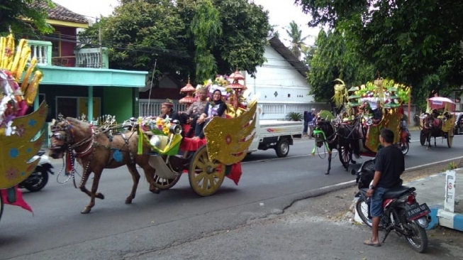 Tradisi dengan mengelilingi wilayah desa menggunakan delman yang dinamain Puter Kayun di Desa Boyolangu, Kecamatan Giri, Banyuwangi, Jawa Timur. (Instagram)