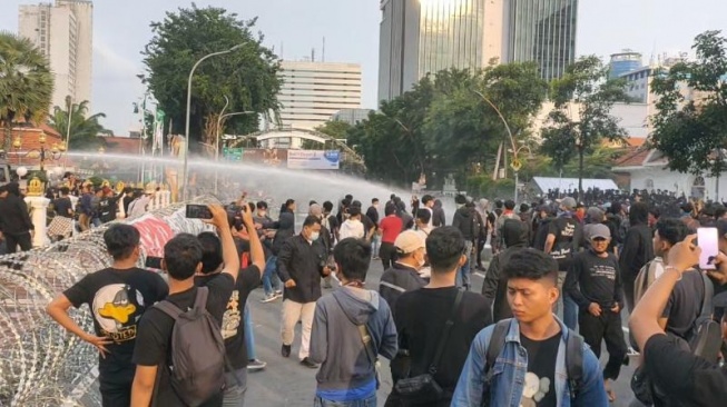 Kronologi Detik-detik Mencekam Demo di Grahadi Berujung Ricuh, Petasan dan Bom Molotov Meledak