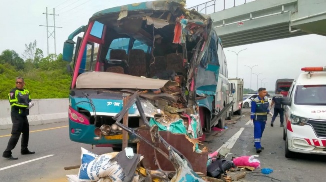 Kecelakaan Bus di Tol Pekanbaru-Dumai: Satu Penumpang Tewas, Sopir Melarikan Diri