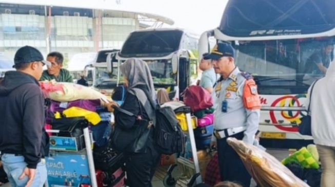 Ribuan Pemudik Berangkat dari Terminal Terpadu Pulo Gebang Jelang Lebaran 2025