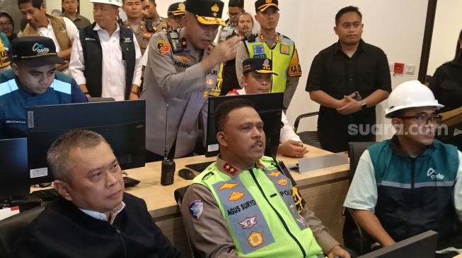 Dirut ASDP Indonesia Ferry, Heru Widodo dan Kakorlantas Polri, Irjen Pol Agus Suryo Nugroho berbincang di Pelabuhan Merak, Cilegon, Banten, Minggu (23/3/2025). [Yandi Sofyan Suara.com]