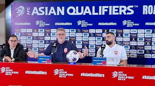 Pelatih Timnas Bahrain, Dragan Talajic dan Pemain Ebrahim Lutfalla dalam konferensi pers sehari jelang menghadapi Timnas Indonesia (Suara.com/Adie Prasetyo Nugraha)