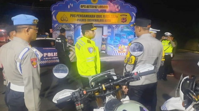 Polisi melakukan pengecekan di Jalur Gentong, Kabupaten Tasikmalaya, Jawa Barat. (ANTARA/HO-Polres Tasikmalaya Kota)