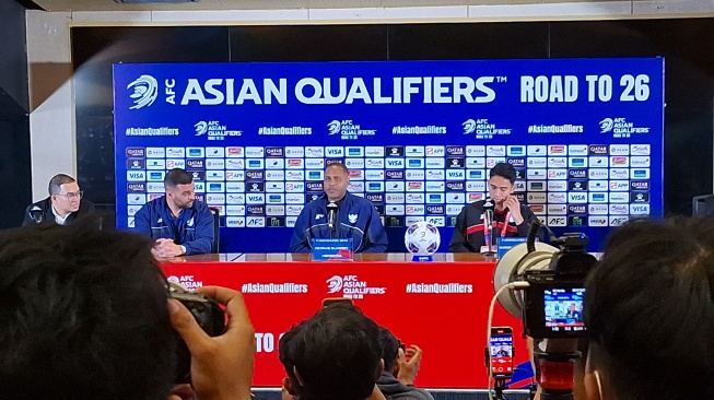 Pelatih Timnas Indonesia Patrick Kluivert bersama anak asuhnya Marselino Ferdinan saat konferensi pers sehari jelang melawan Bahrain (Suara.com/Adie Prasetyo Nugraha).