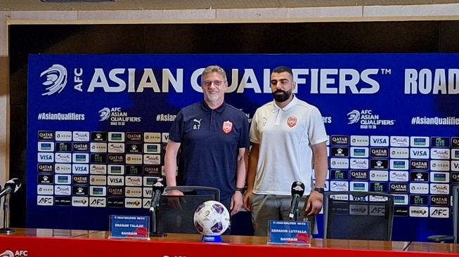 Pelatih Timnas Bahrain, Dragan Talajic dan Pemain Ebrahim Lutfalla dalam konferensi pers sehari jelang menghadapi Timnas Indonesia (Suara.com/Adie Prasetyo Nugraha)