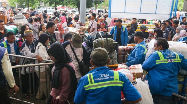 Calon penumpang antri untuk masuk ke dalam Kapal Pelni KM Dobonsolo di Pelabuhan Tanjung Priok, Jakarta, Selasa (25/3/2025). [Suara.com/Alfian Winanto]