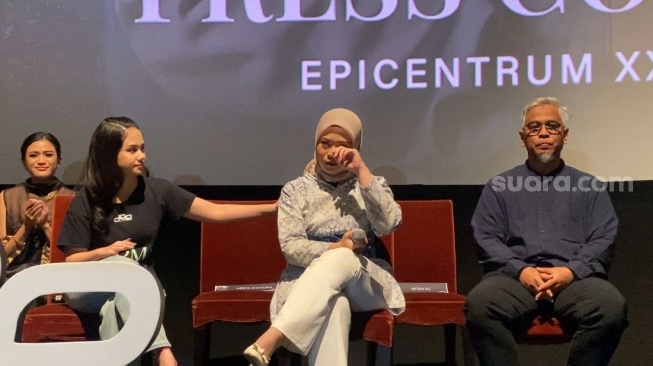 Norma Risma menangis dalam konferensi pers film Norma: Antara Mertua dan Menantu di kawasan Kuningan, Jakarta Selatan, Senin (24/3/2025). [Suara.com/Tiara Rosana]