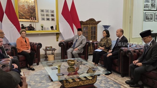 Presiden ke-8 RI Prabowo Subianto menerima kunjungan Presiden New Development Bank (NDB), Dilma Rousseff, di Istana Merdeka, Jakarta, Selasa (25/3/2025) sore. (Suara.com/Novian)